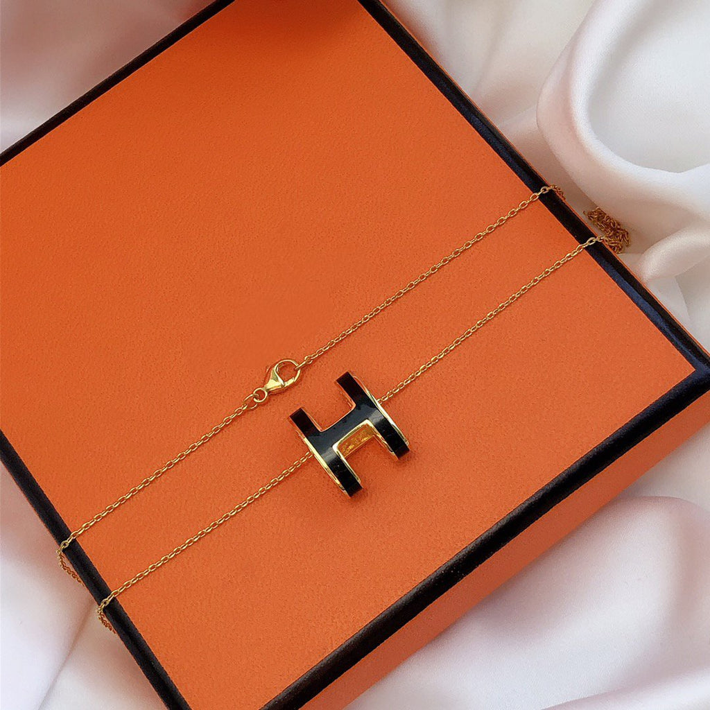 ??MIRA?¡¥HM CLIC BLACK ENAMEL GOLD NECKLACE