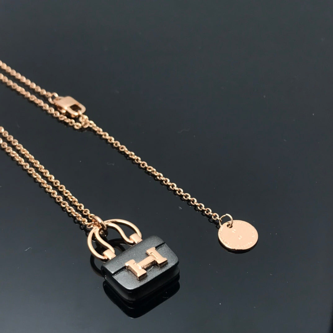 ??MIRA?¡¥WOMEN'S HM AMULETTES CONSTANCE PENDANT NECKLACE