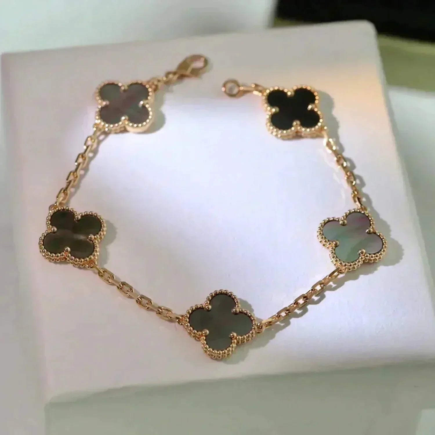 [MIRA]New CLOVER 5 MOTIF GRAY MOP BRACELET COLLECTION