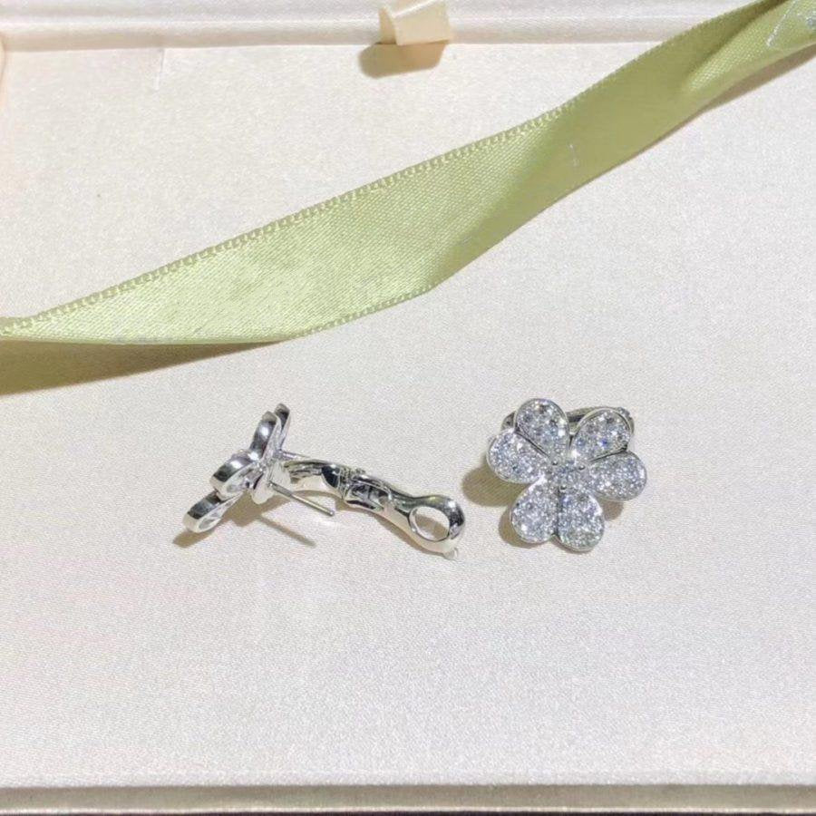 ??MIRA?¡¥FRIVOLE SILVER FLOWER DIAMOND EARRINGS