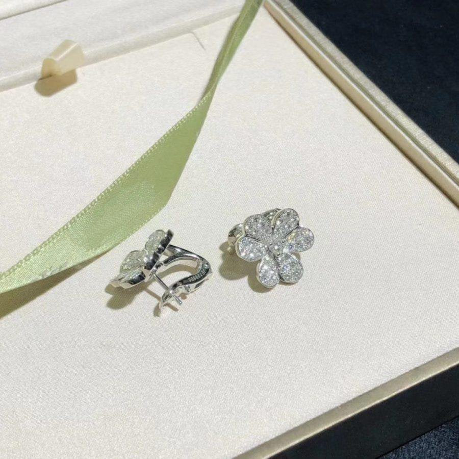 ??MIRA?¡¥FRIVOLE SILVER FLOWER DIAMOND EARRINGS