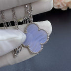 ??MIRA?¡¥CLOVER SILVER CHALCEDONY BIG CLOVER NECKLACE