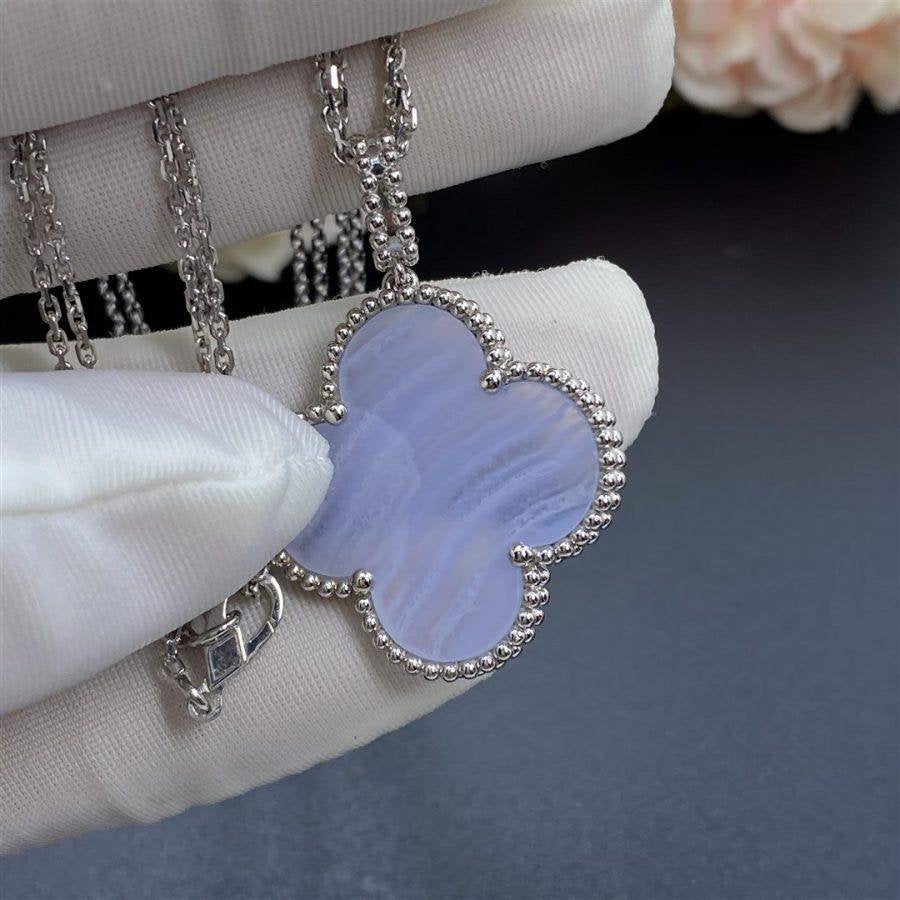 ??MIRA?¡¥CLOVER SILVER CHALCEDONY BIG CLOVER NECKLACE