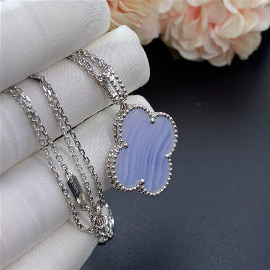 ??MIRA?¡¥CLOVER SILVER CHALCEDONY BIG CLOVER NECKLACE