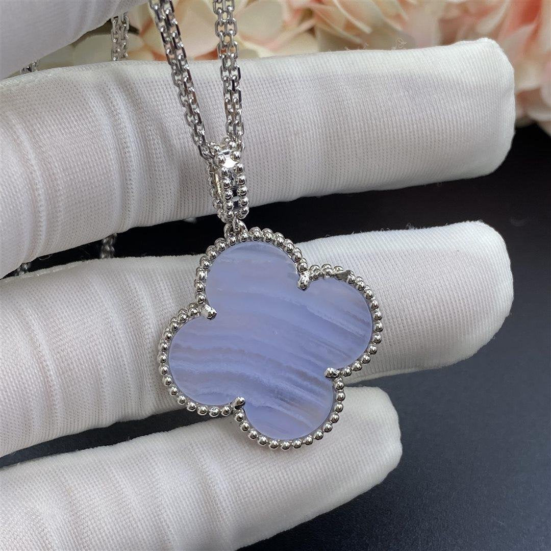 ??MIRA?¡¥CLOVER SILVER CHALCEDONY BIG CLOVER NECKLACE