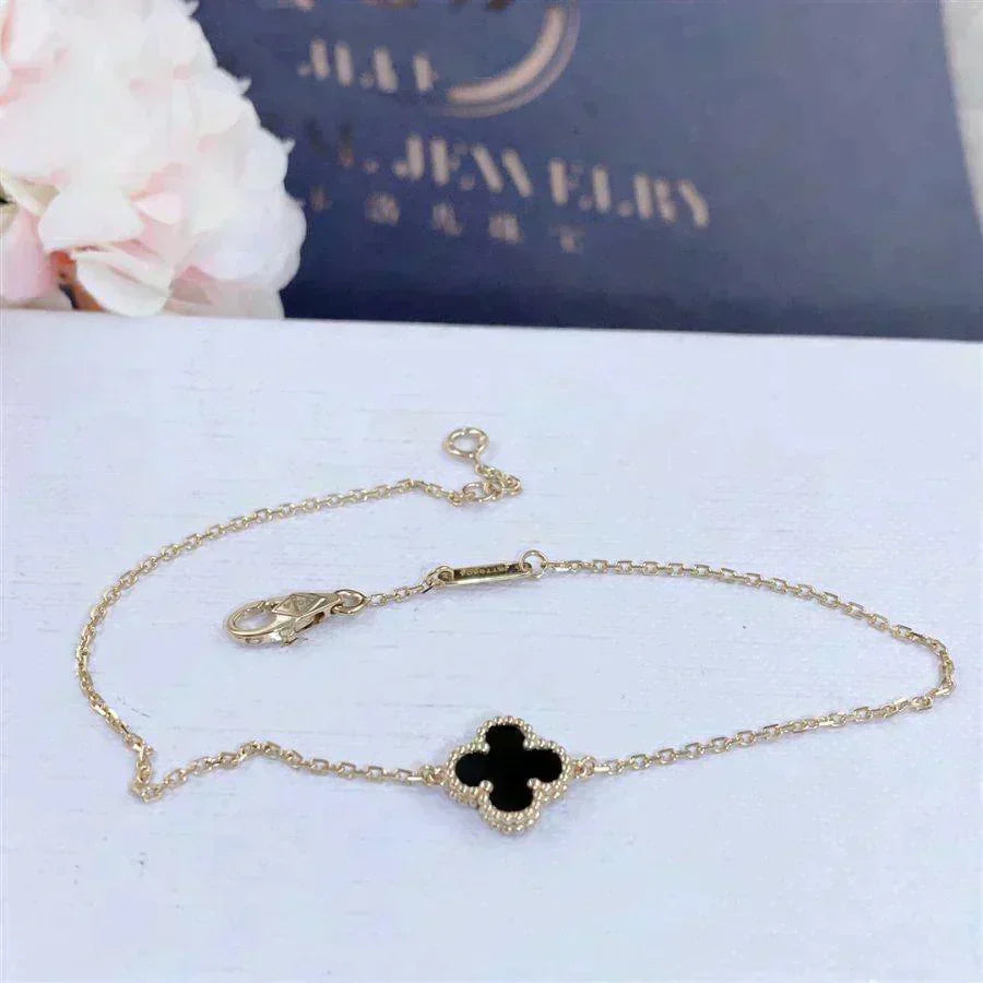 ??MIRA?¡¥CLOVER ONYX SINGLE FLOWER BRACELET