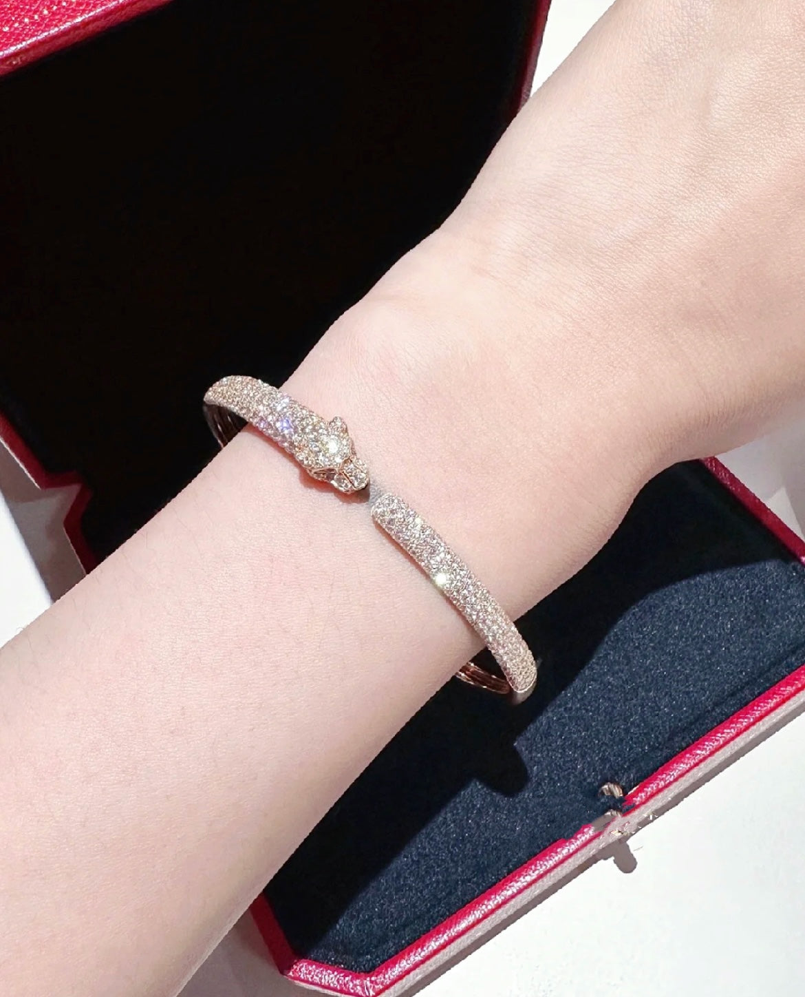 ??MIRA?¡¥PANTHERE FULL DIAMOND OPEN BRACELET