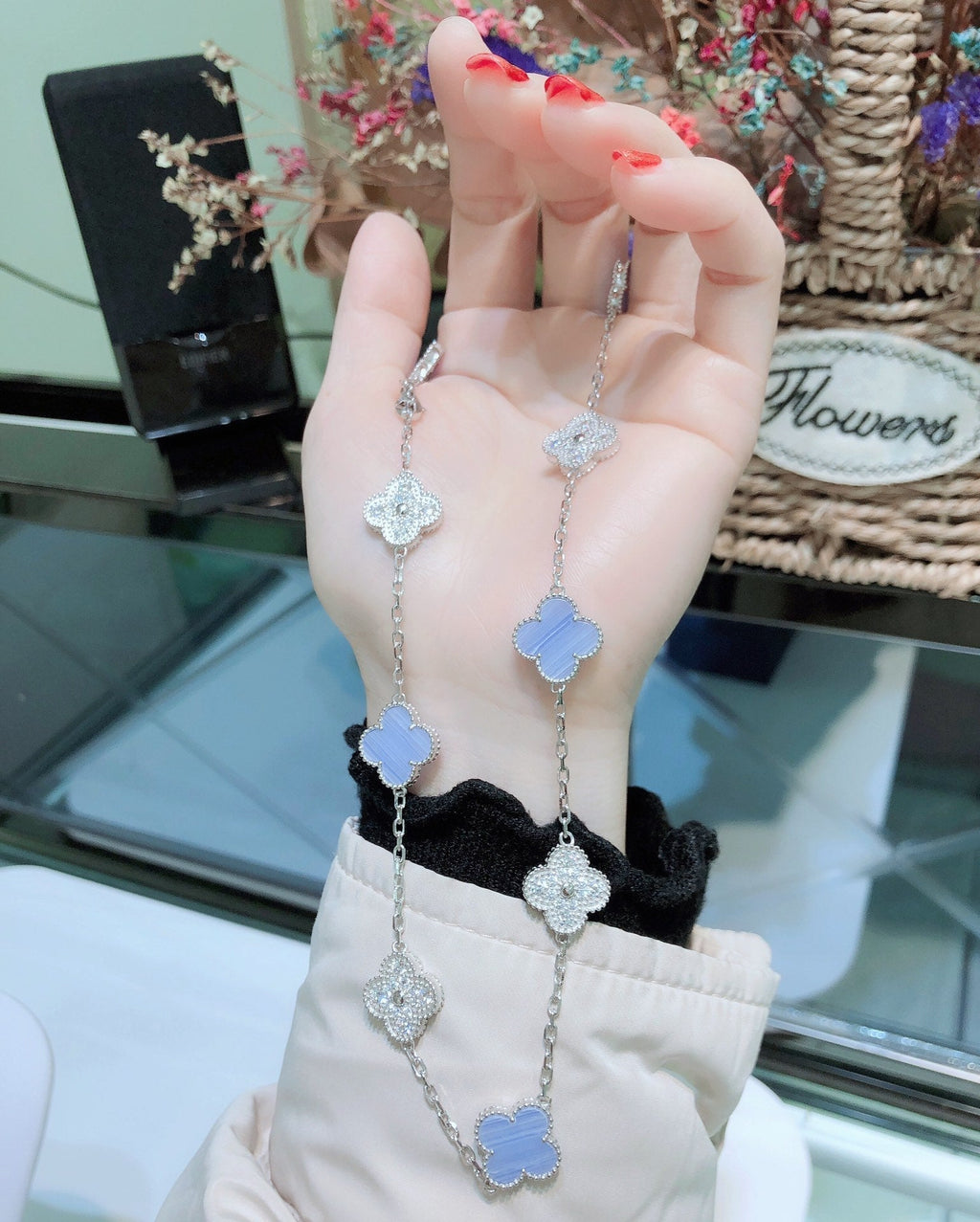 ??MIRA?¡¥CLOVER 10 MOTIFS CHALCEDONY DIAMONDS SILVER NECKLACE