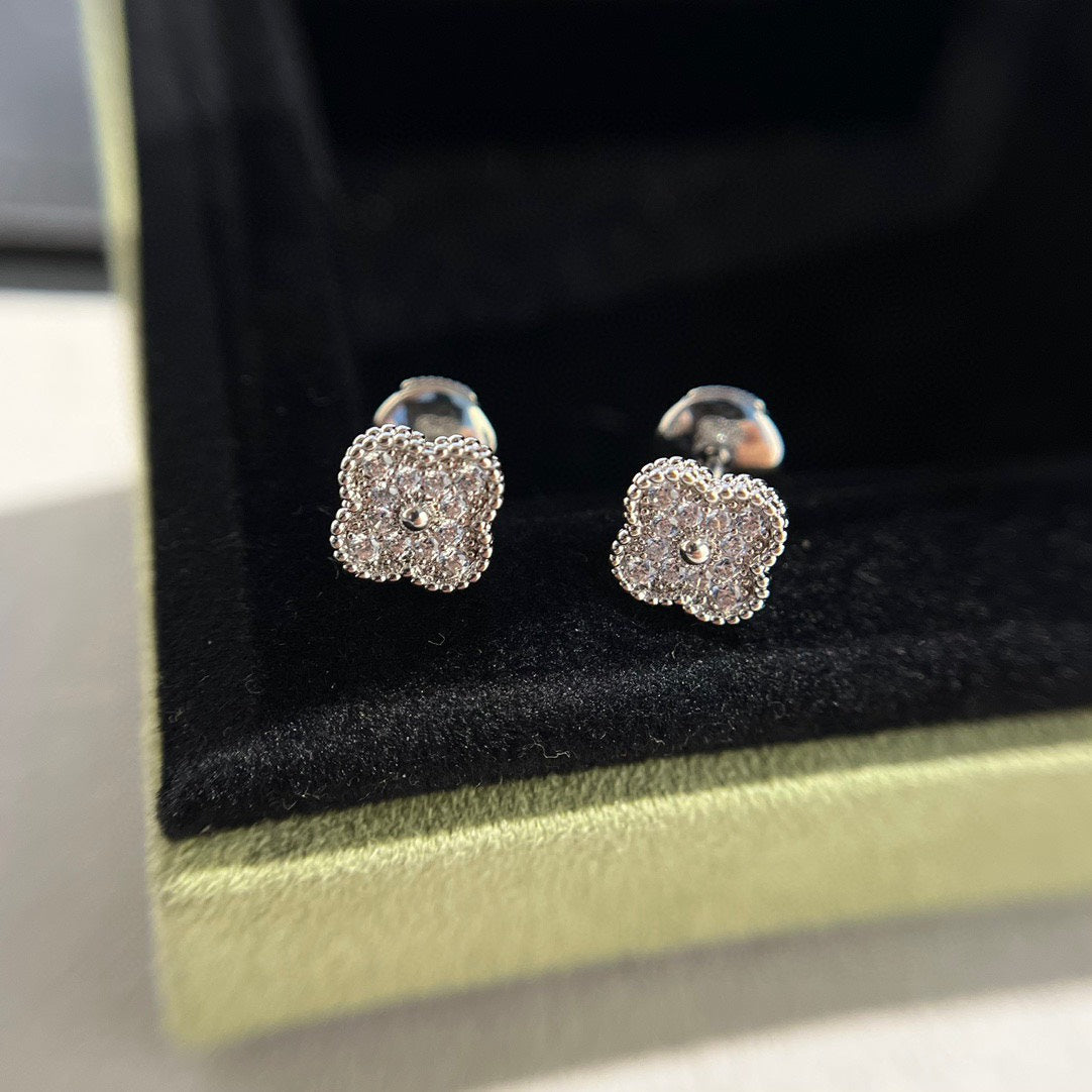 ??MIRA?¡¥CLOVER MINI DIAMOND STUD EARRINGS