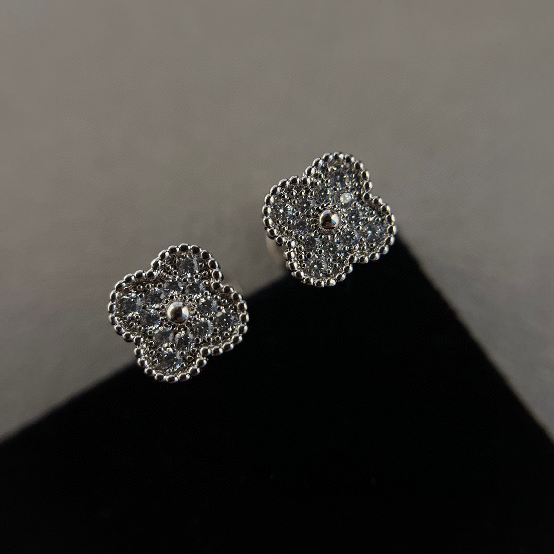 ??MIRA?¡¥CLOVER MINI DIAMOND STUD EARRINGS
