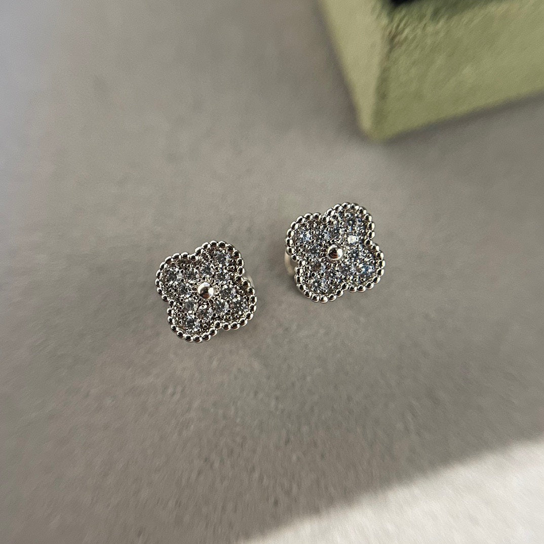 ??MIRA?¡¥CLOVER MINI DIAMOND STUD EARRINGS