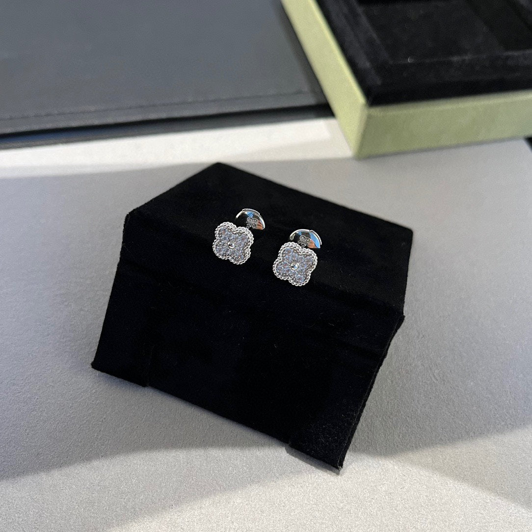 ??MIRA?¡¥CLOVER MINI DIAMOND STUD EARRINGS
