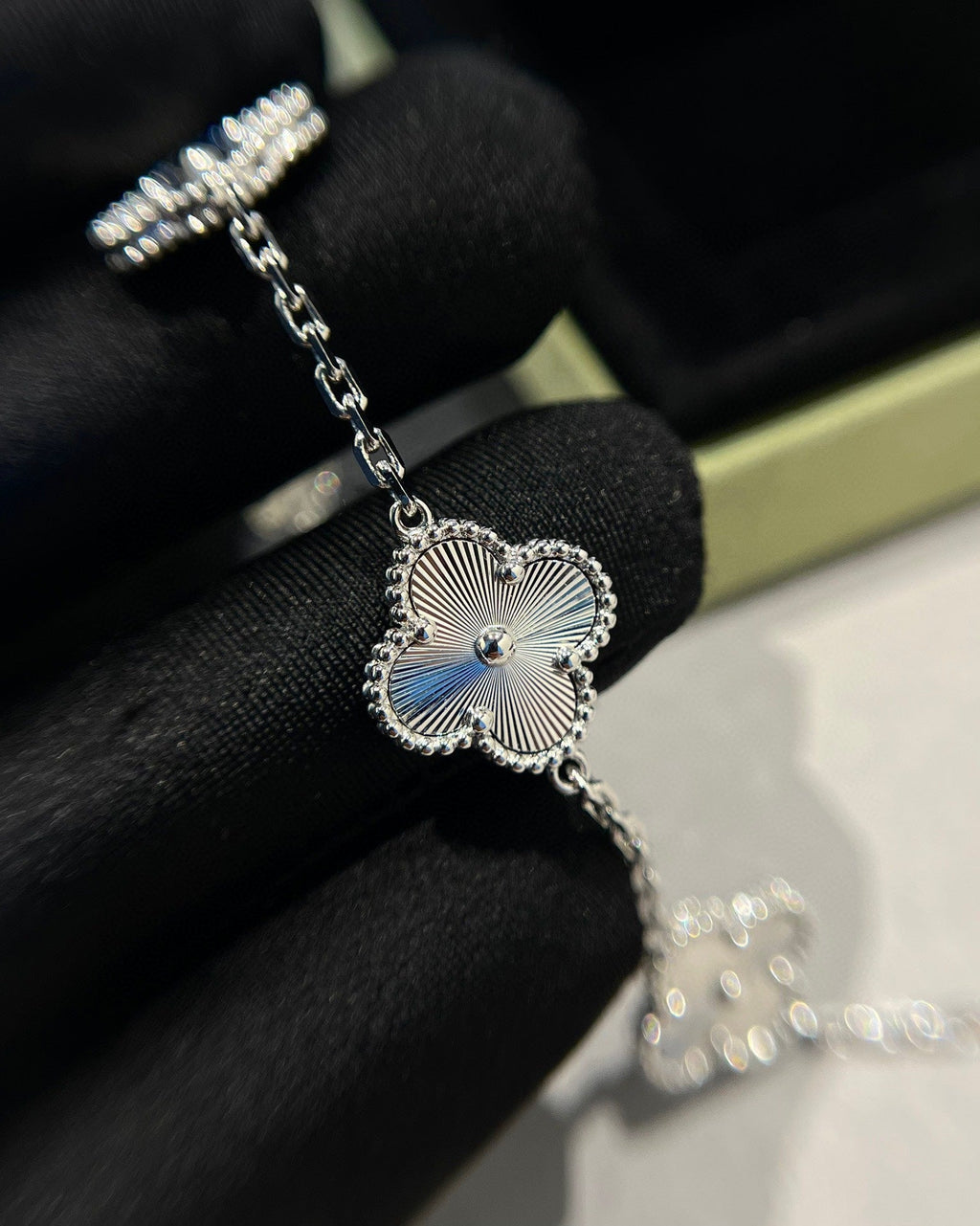 [MIRA]New  CLOVER 5 MOTIF LASER BRACELET COLLECTION